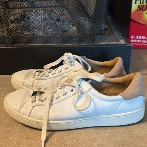 UGG MILO  WHITE LEATHER LACE UP ROUND TOE  WOMENS SNEAKERS SZ 9 SN 1132370